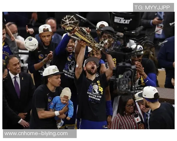 库里当选最佳队友奖亚当斯紧随其后仅差20分表现出色 库里当选最佳队友奖亚当斯紧随其后仅差20分表现出色